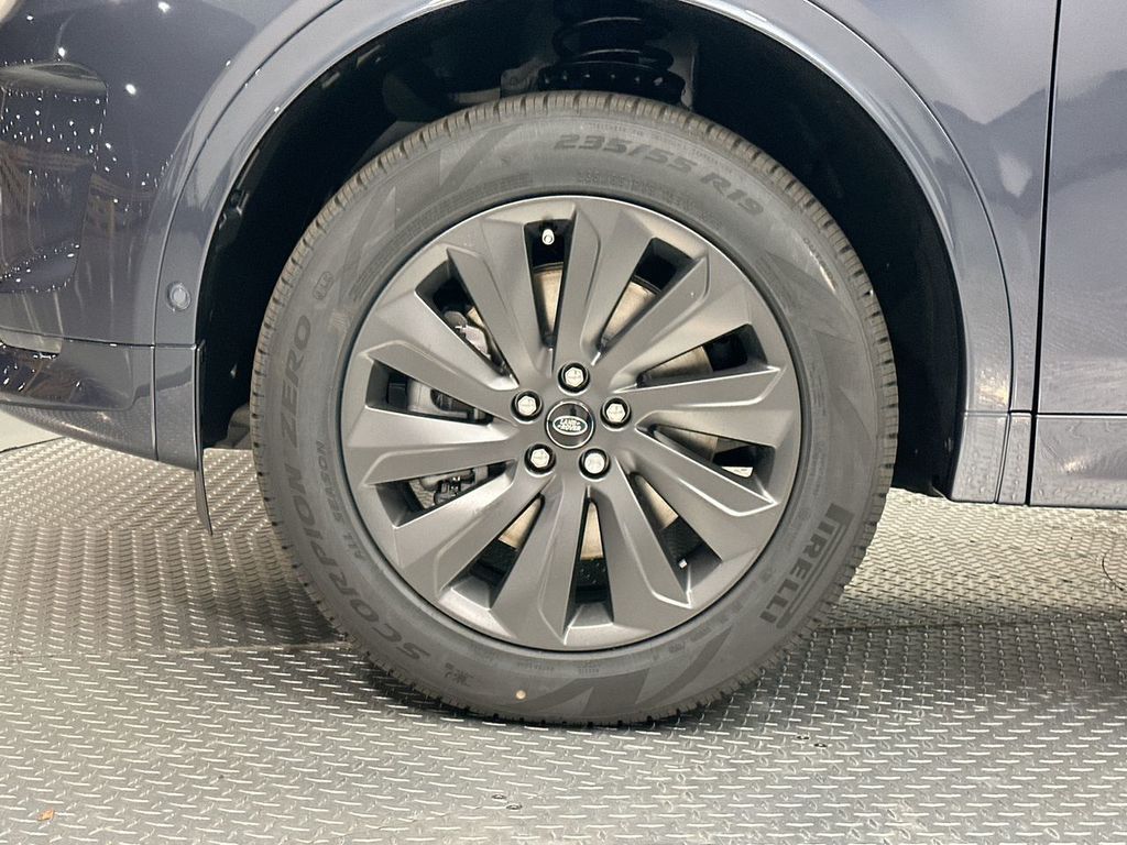 2025 Land Rover Discovery Sport S photo 4
