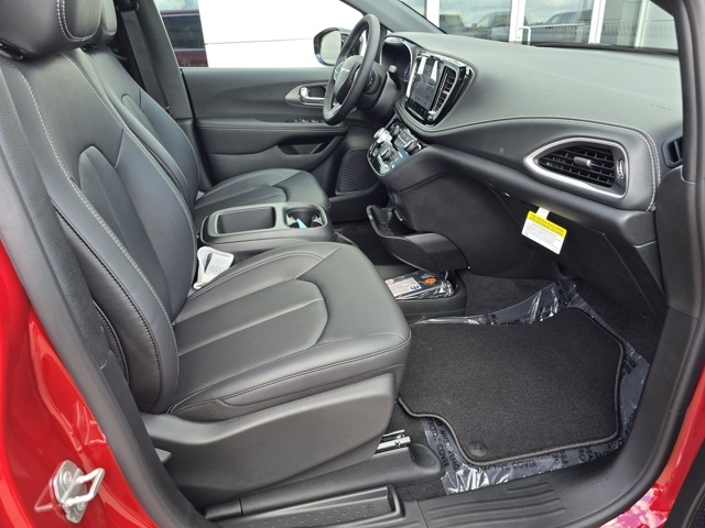 2026 Chrysler Pacifica photo 28