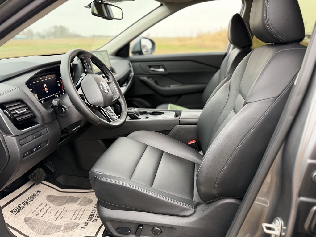 2025 Nissan Rogue SL photo 4