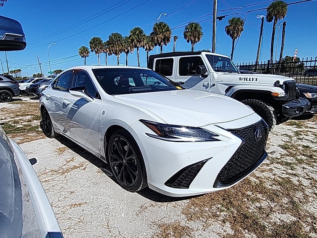 2022 Lexus ES Hybrid 300h F SPORT's photo