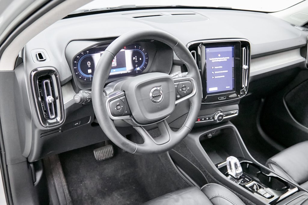 2023 VOLVO XC40 - Image 12