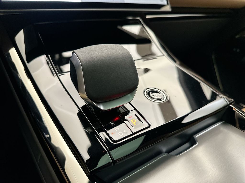 2025 Land Rover Range Rover Sport SE photo 9