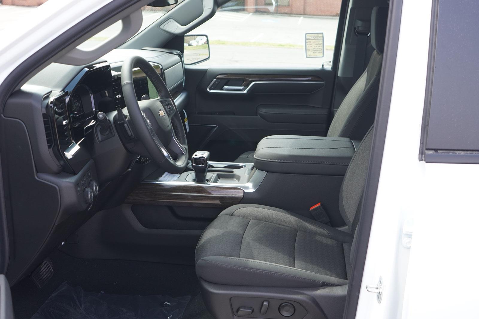 2025 Chevrolet Silverado 1500 LT photo 25