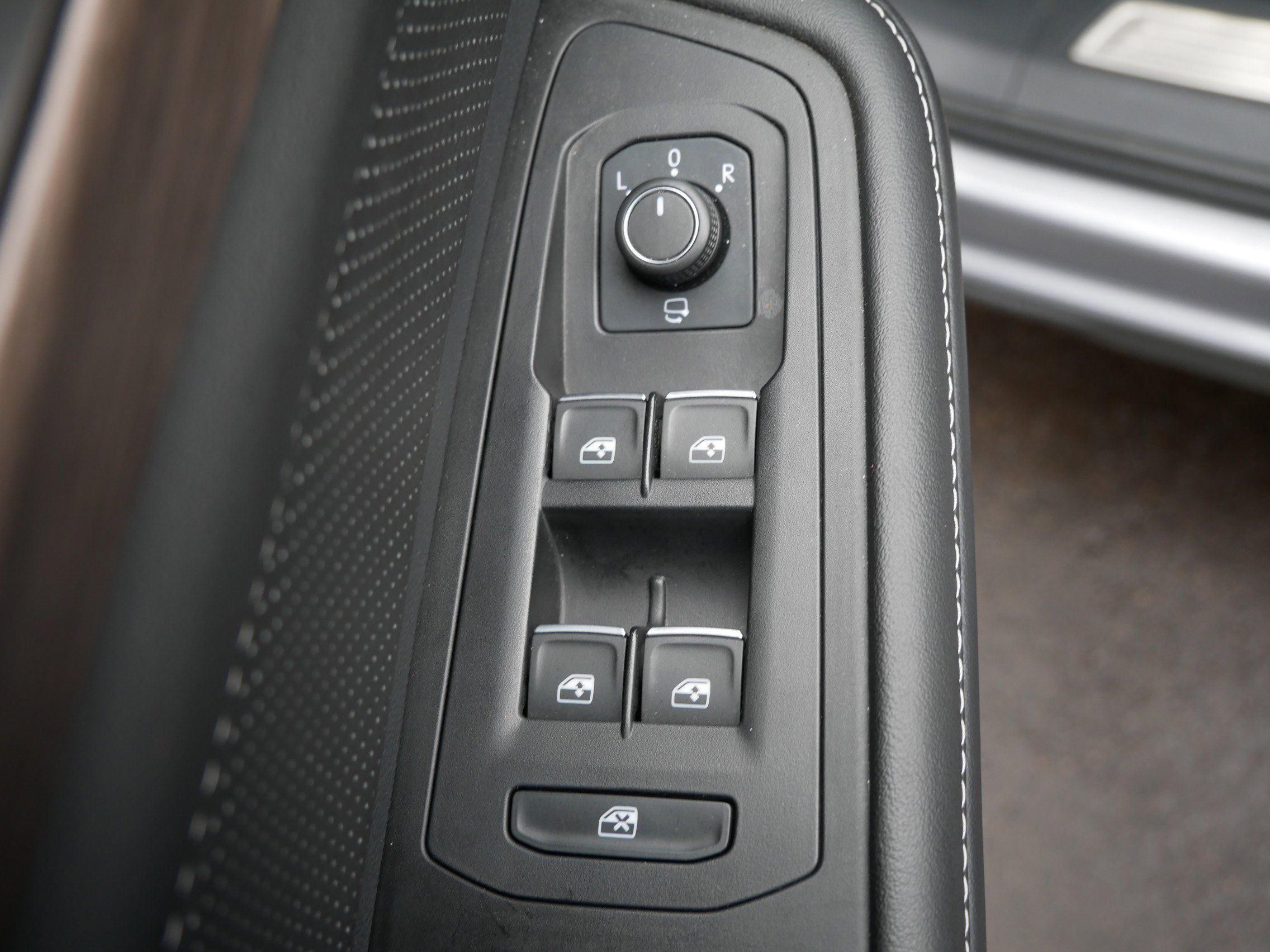 2024 Volkswagen Atlas SEL Premium R-Line photo 17
