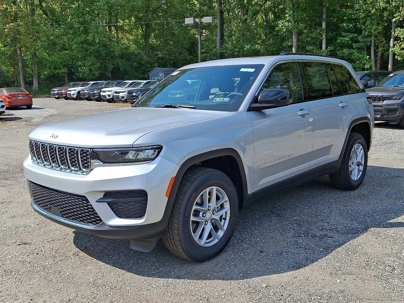 2025 Jeep Grand Cherokee Laredo X photo 2
