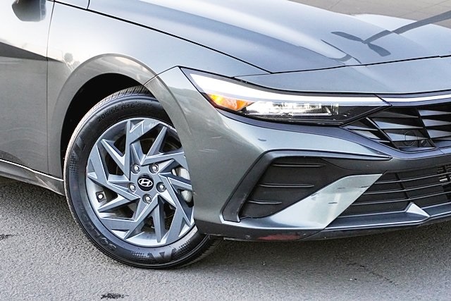 2024 Hyundai Elantra SEL photo 3