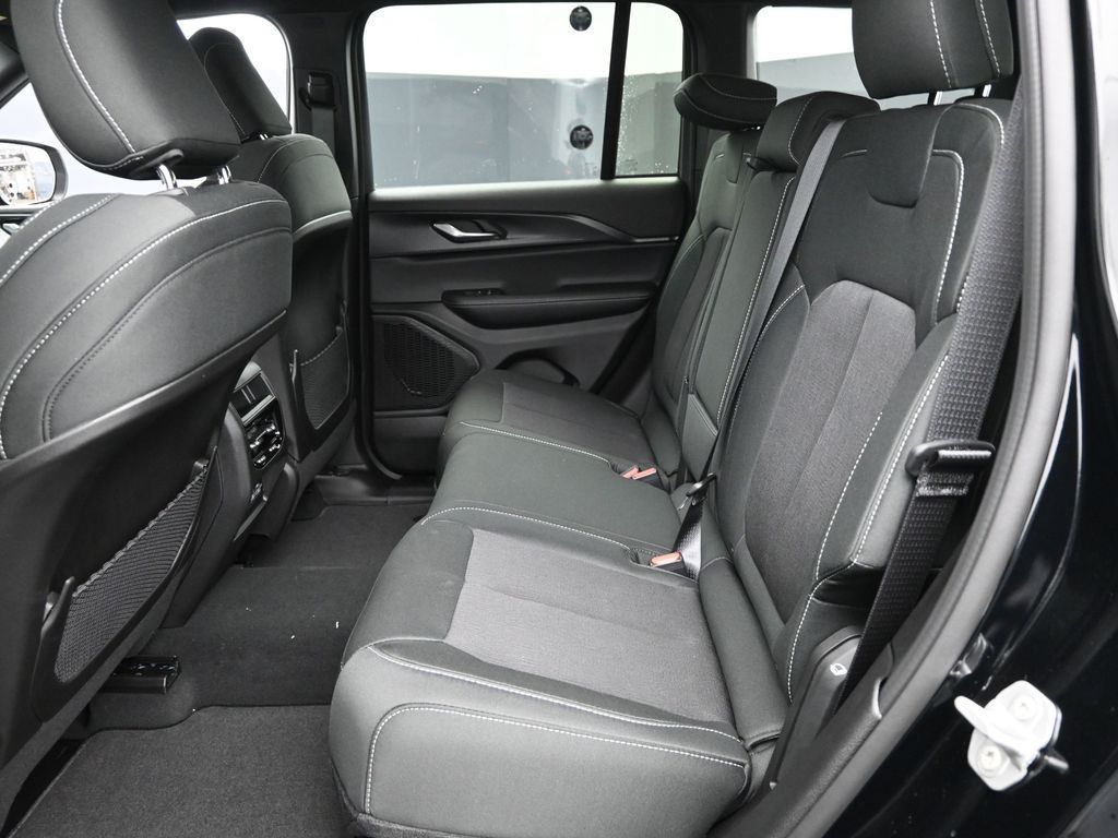 2025 Jeep Grand Cherokee Laredo X photo 8