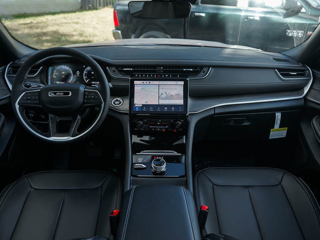 2025 Jeep Grand Cherokee Limited photo 13