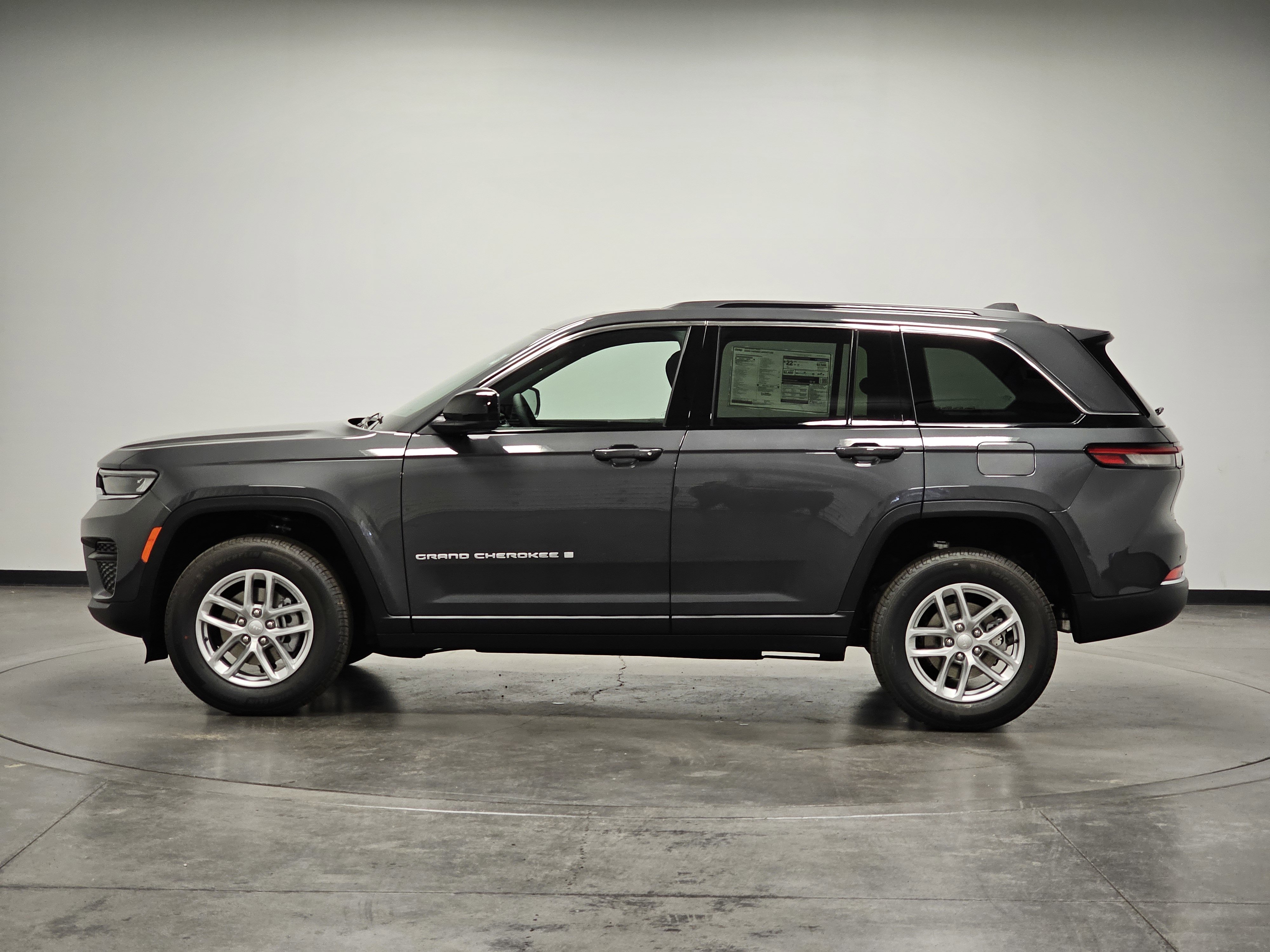 2025 Jeep Grand Cherokee Laredo X photo 3