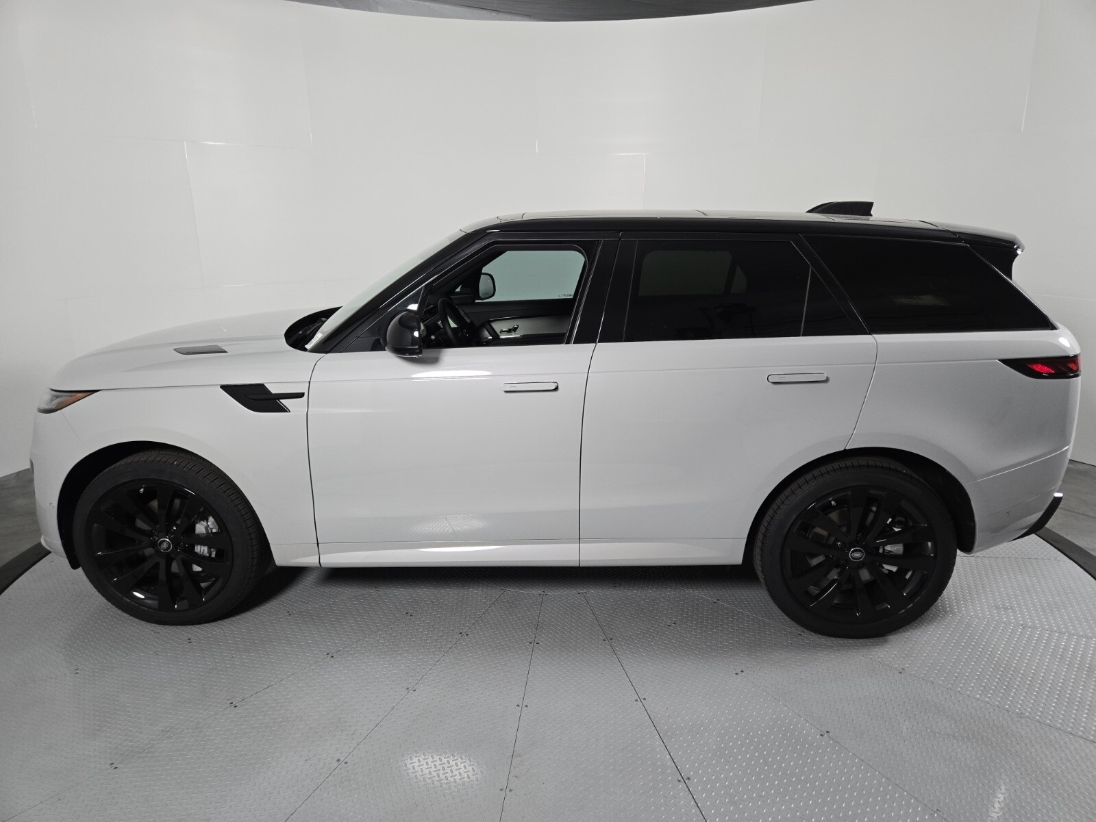 2025 Land Rover Range Rover Sport SE photo 5