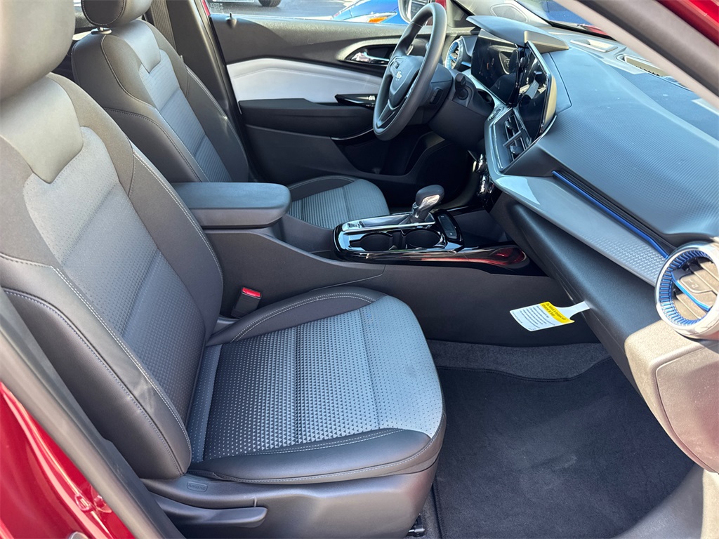 2025 Chevrolet Trax LT photo 13