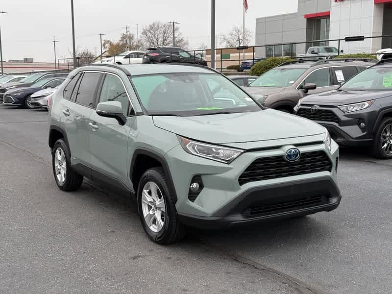 2021 Toyota RAV4 XLE's photo