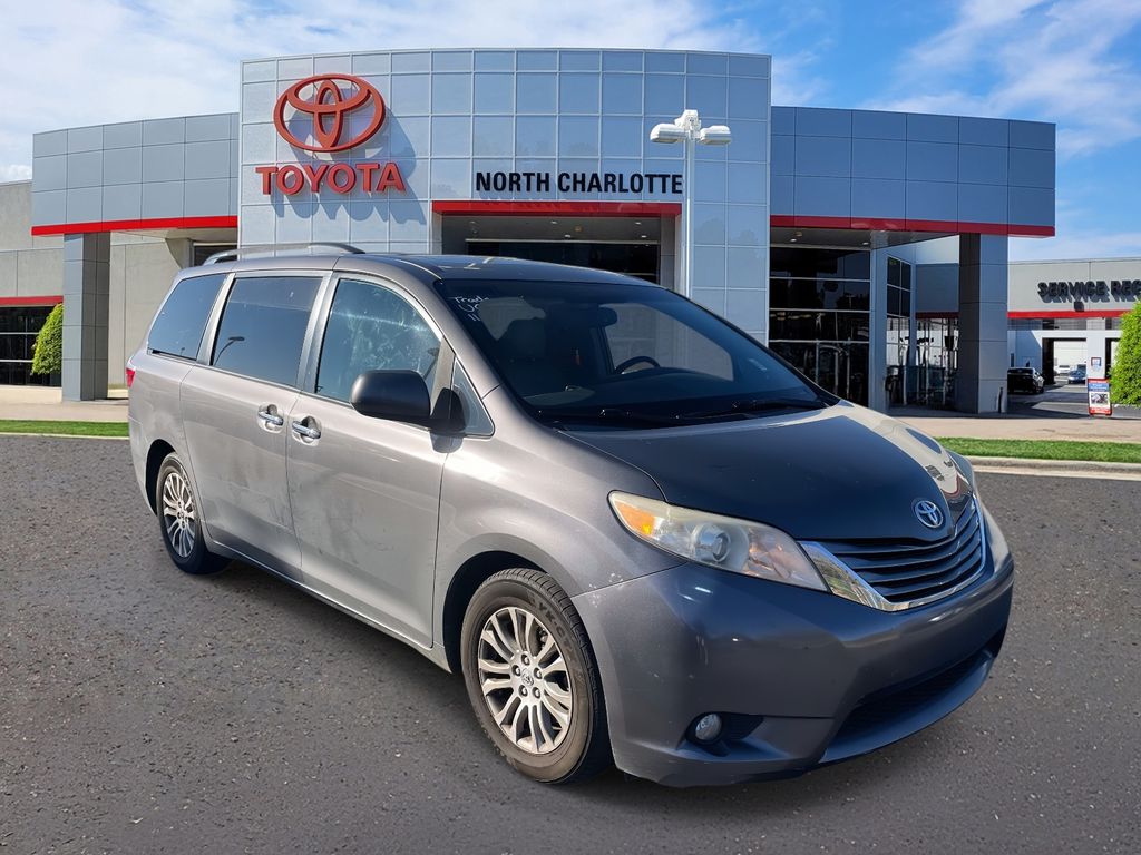 2015 Toyota Sienna XLE's photo