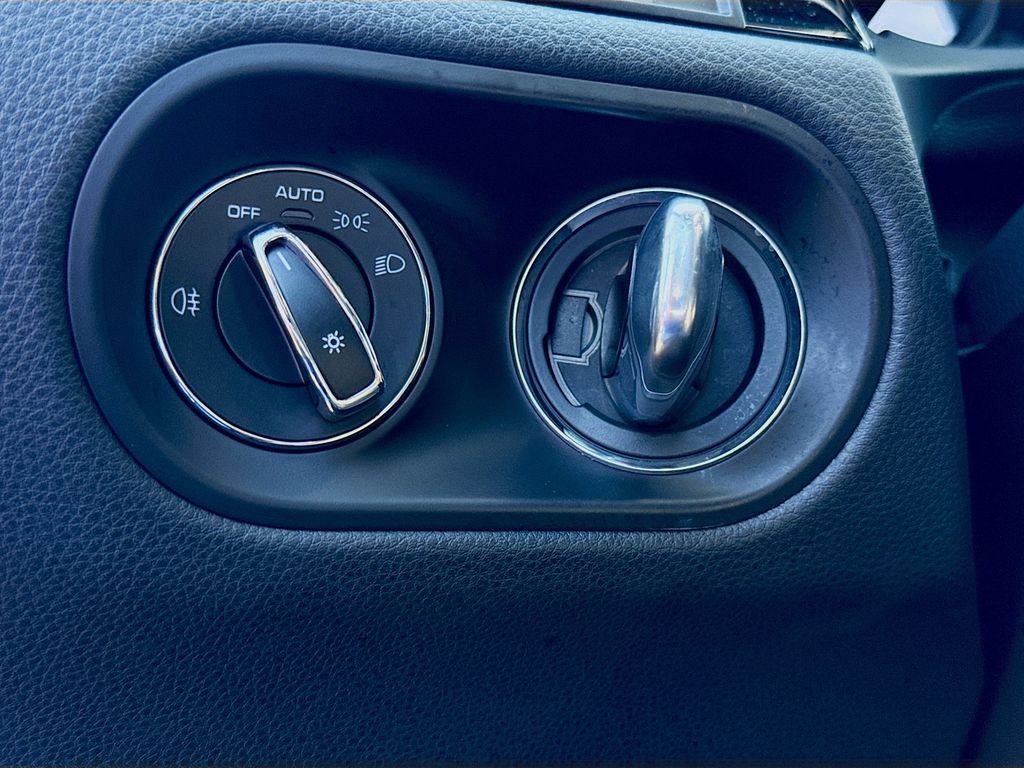 2021 Porsche Macan Base photo 17