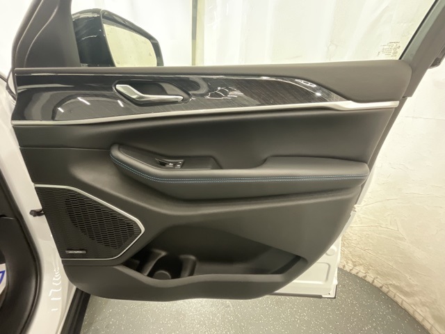 New 2024 Bright White Clear-Coat Exterior Paint Jeep Trailhawk 4xe image 23