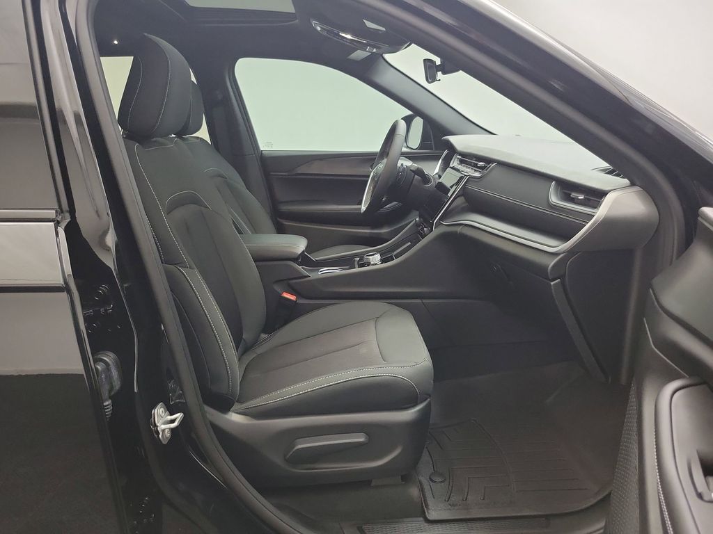 2025 Jeep Grand Cherokee Laredo photo 21