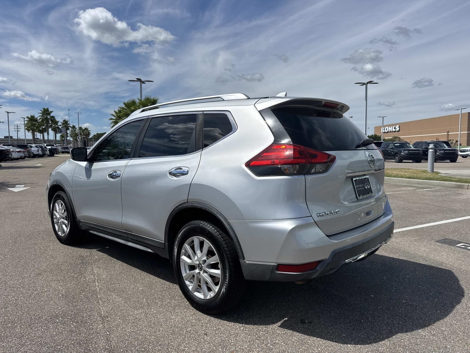 2017 Nissan Rogue SV photo 6