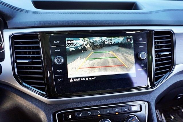 Used 2022 Silver Volkswagen 3.6L V6 SE w/Technology image 29