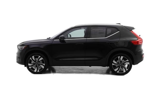 2025 Volvo XC40 photo 3