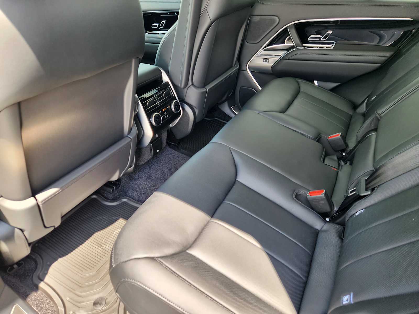 2025 Land Rover Range Rover SE photo 24