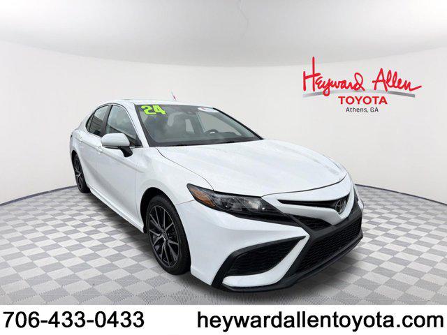 2024 Toyota Camry SE's photo