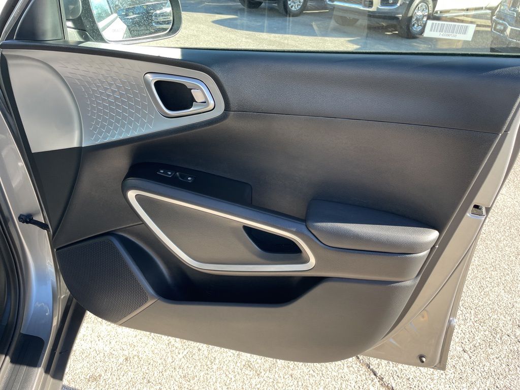 2024 Kia Soul LX photo 3