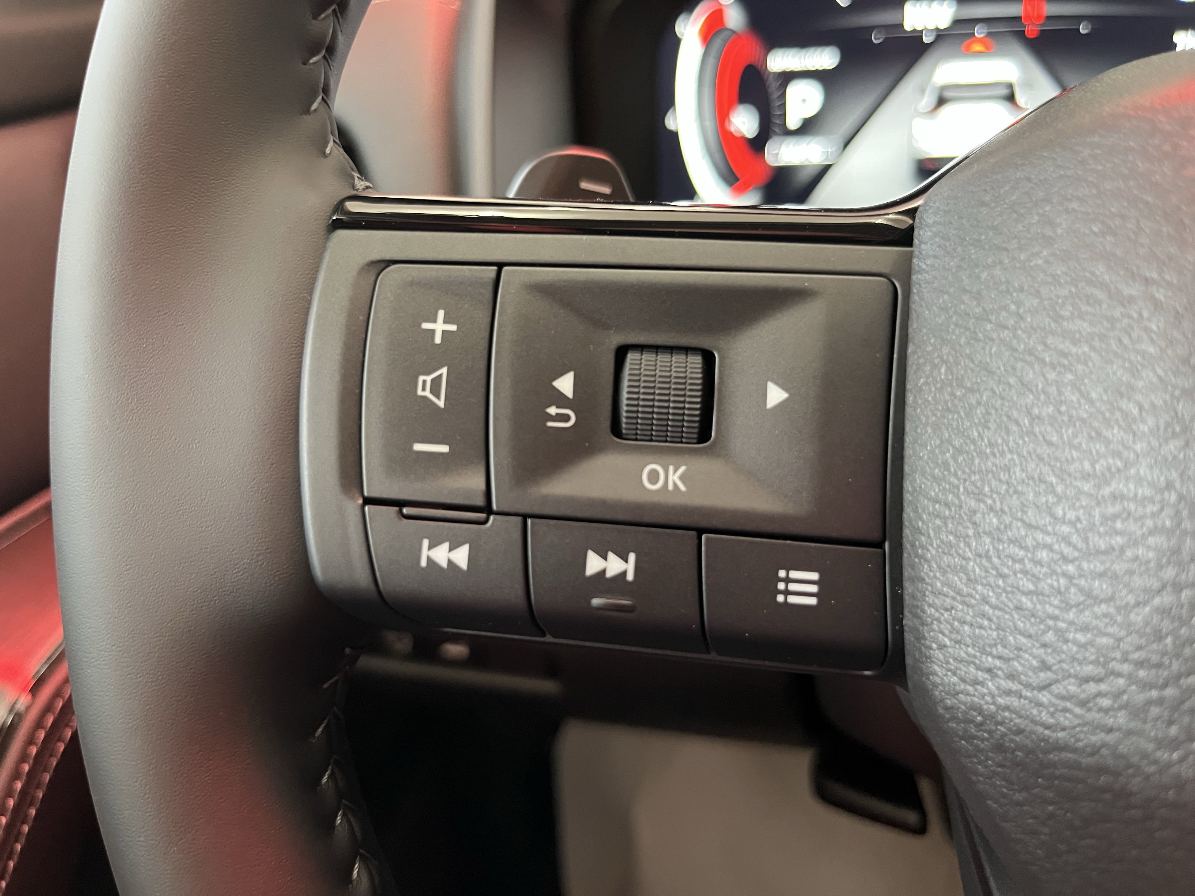 2025 Nissan Rogue SL photo 4
