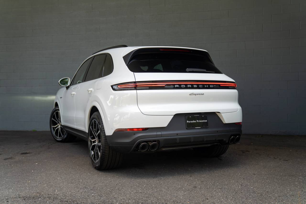 2025 Porsche Cayenne E-Hybrid photo 3