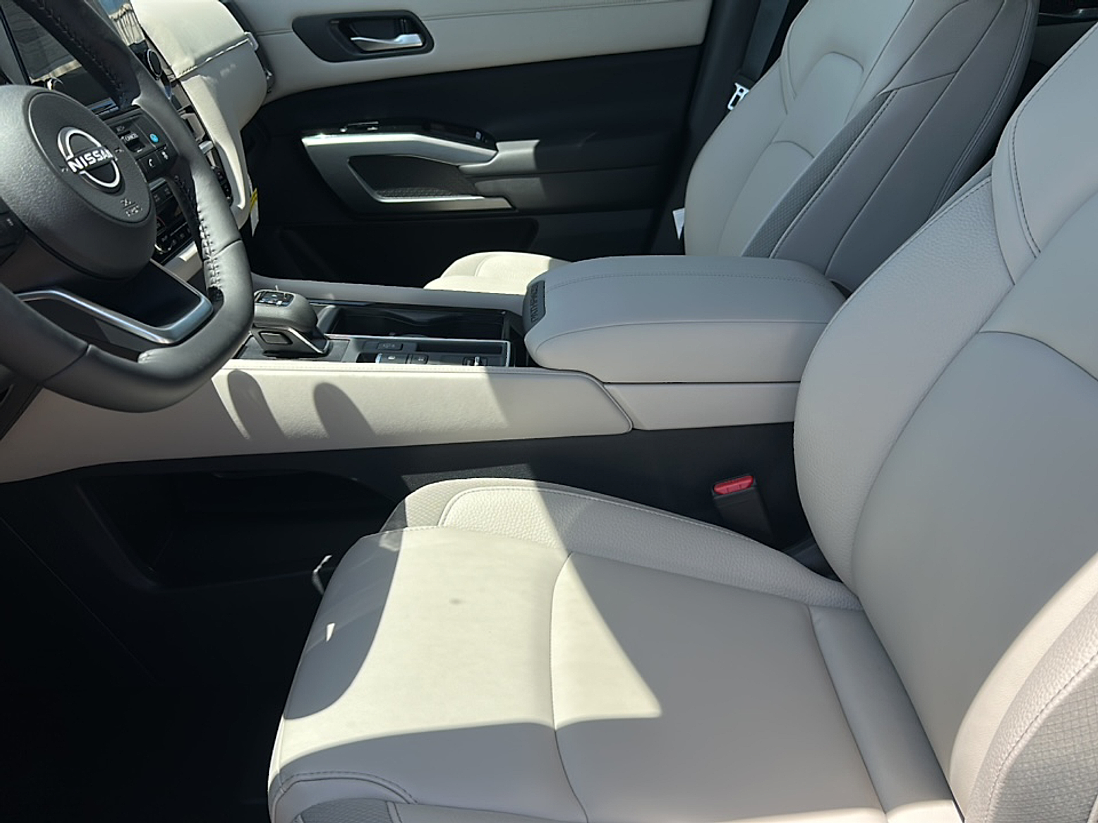 2025 Nissan Pathfinder SL photo 4