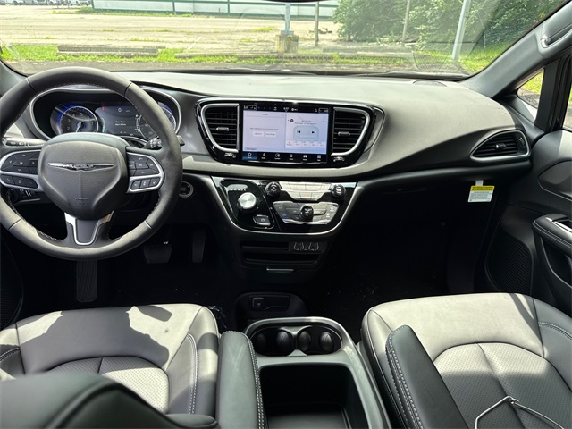 2025 Chrysler Voyager LX photo 2