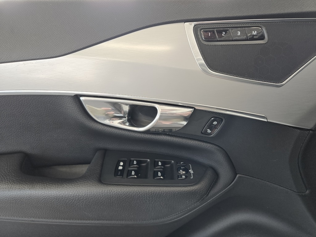 2016 Volvo XC90 T5 Momentum photo 24
