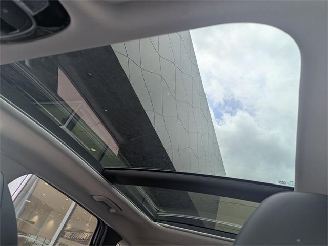 New 2025 White Hyundai SEL Convenience image 9