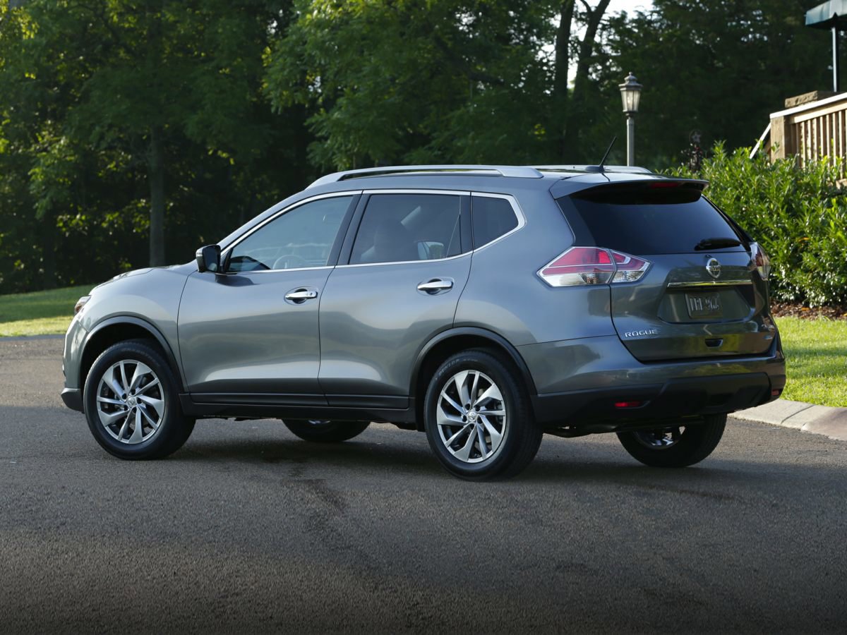 2015 Nissan Rogue SV's photo
