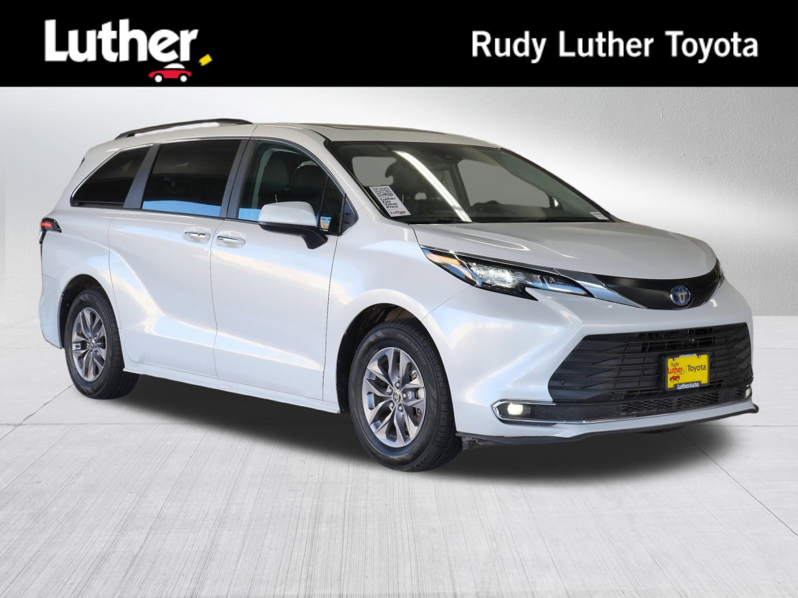 2024 Toyota Sienna XLE's photo