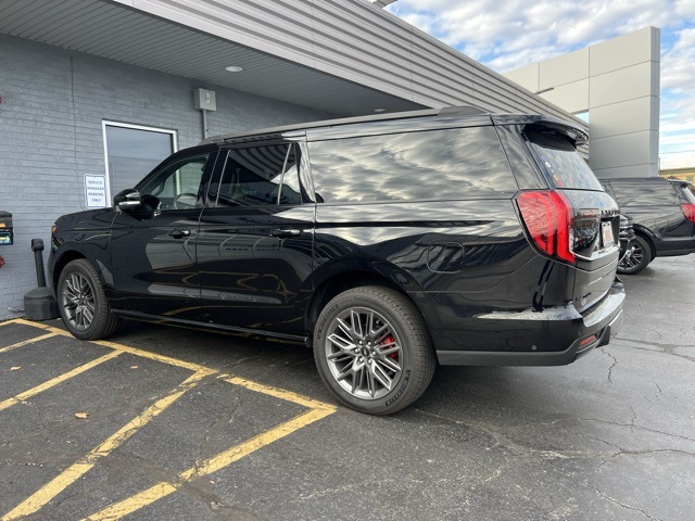 2025 Ford Expedition MAX Platinum photo 4