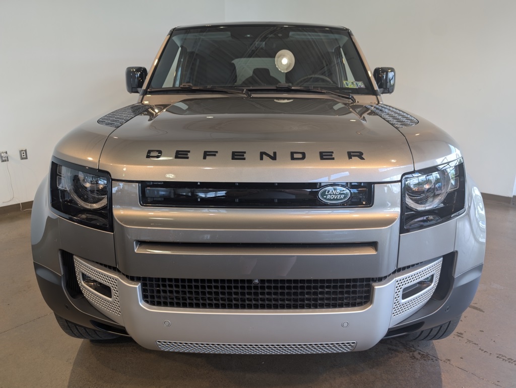 2025 Land Rover Defender 110 S photo 2