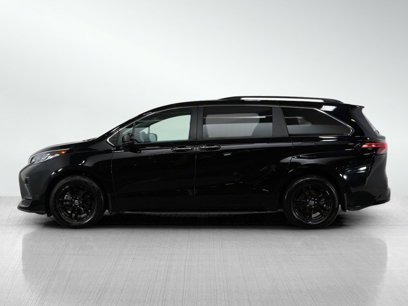 Used 2024 Toyota Sienna XSE with VIN 5TDGSKFC4RS132906 for sale in Bloomington, Minnesota