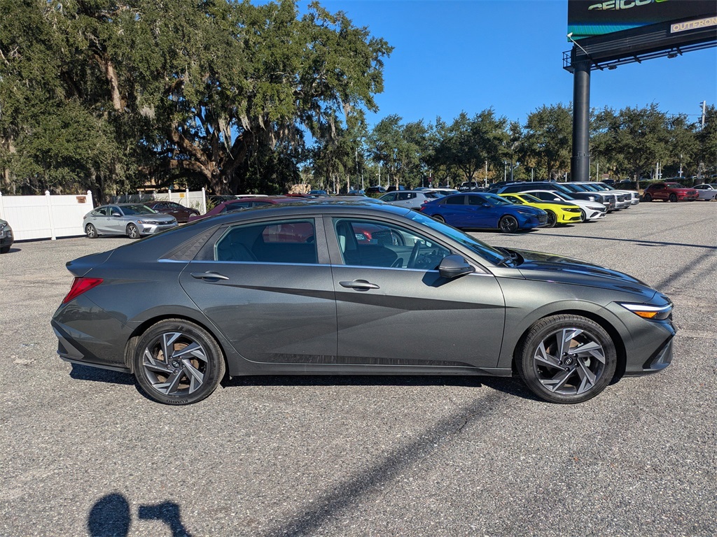 2024 Hyundai Elantra Limited photo 2