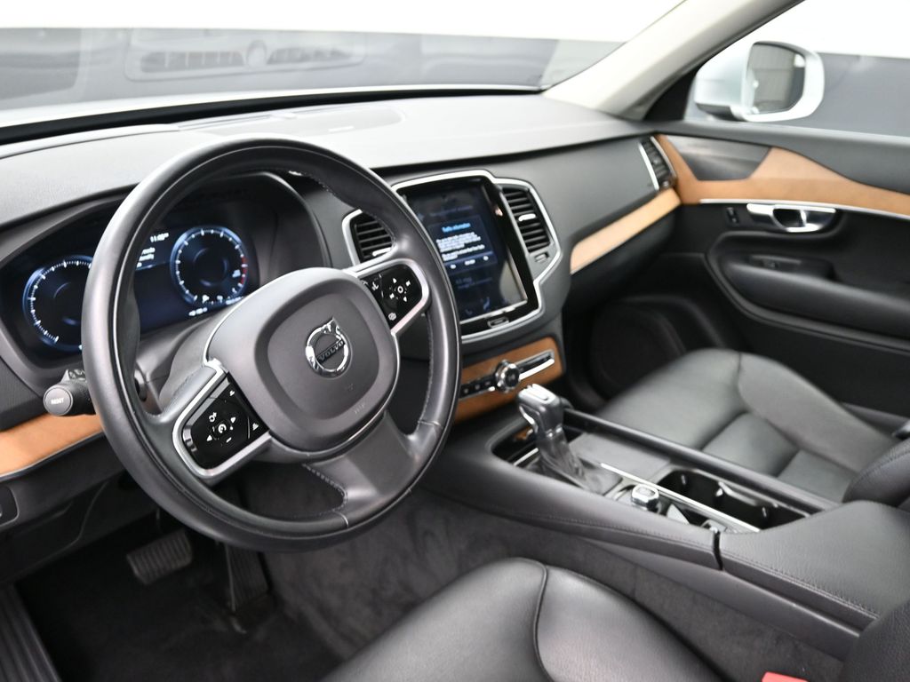 2022 Volvo XC90 T6 Momentum photo 7