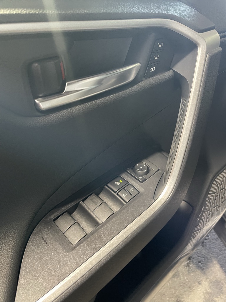 2025 Toyota RAV4 Hybrid XSE photo 32