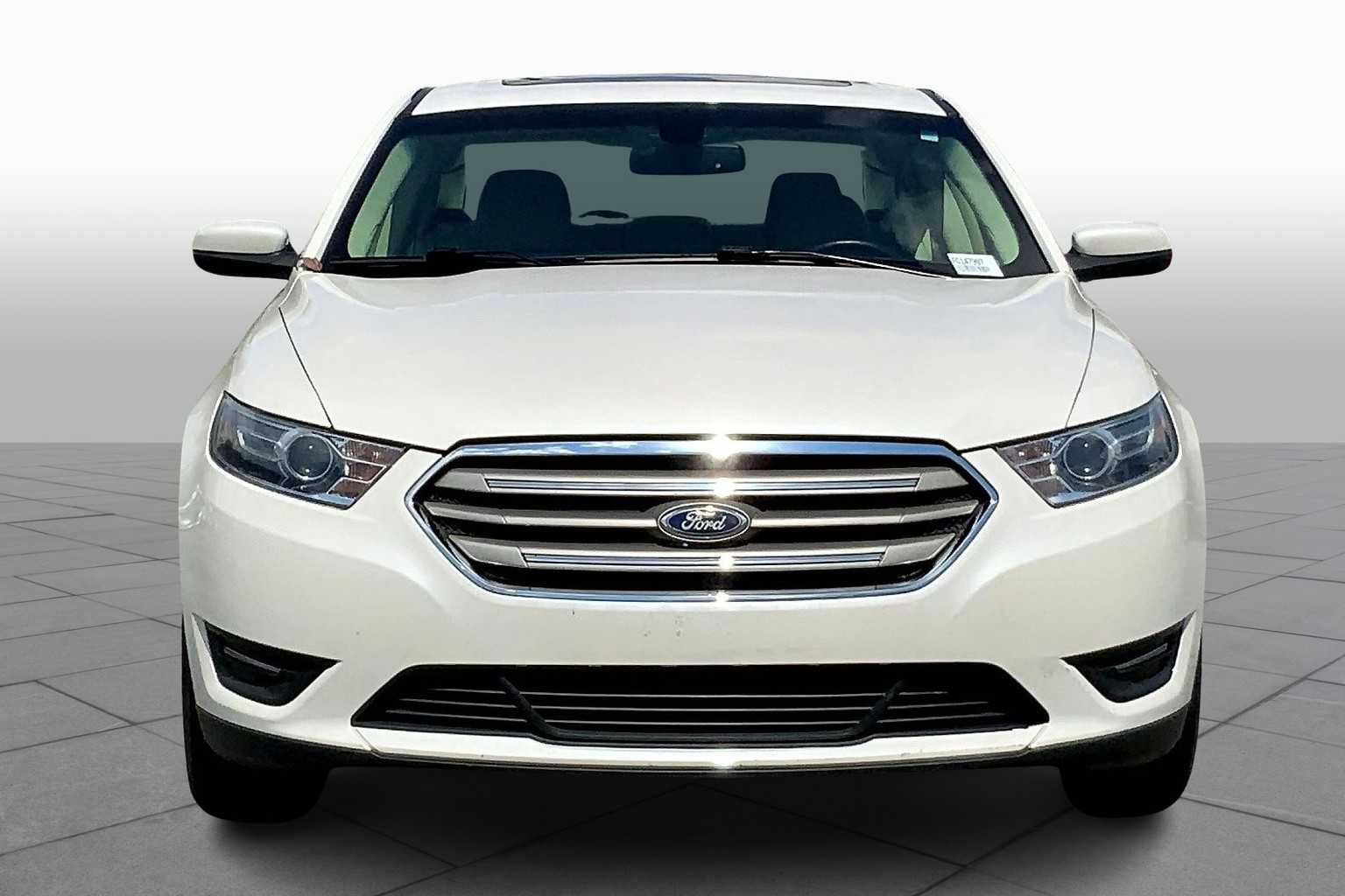 2015 Ford Taurus SEL photo 3