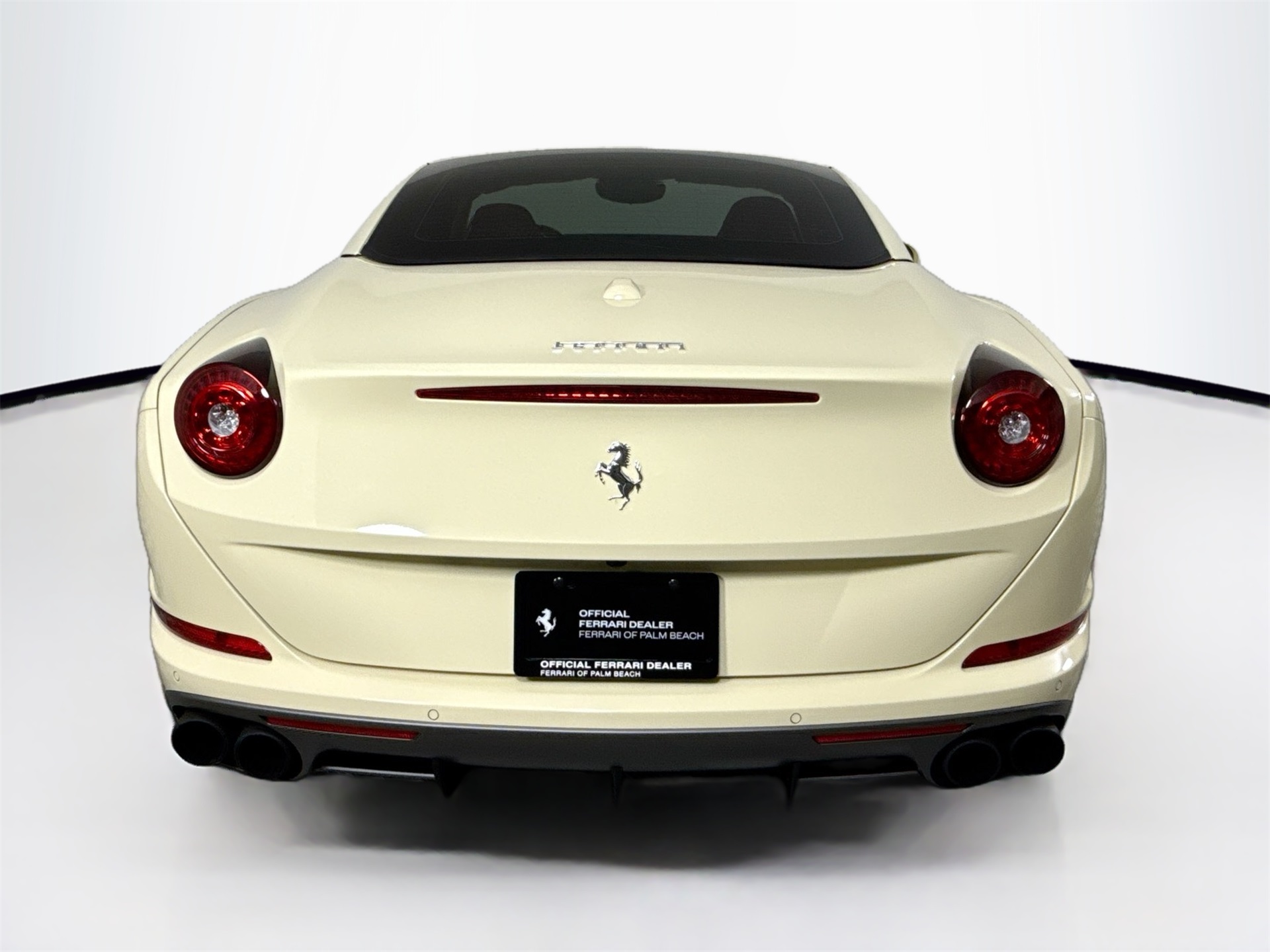 2017 Ferrari California T photo 28