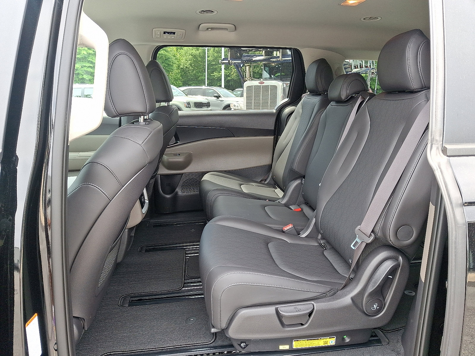 2025 Kia Carnival LXS photo 5