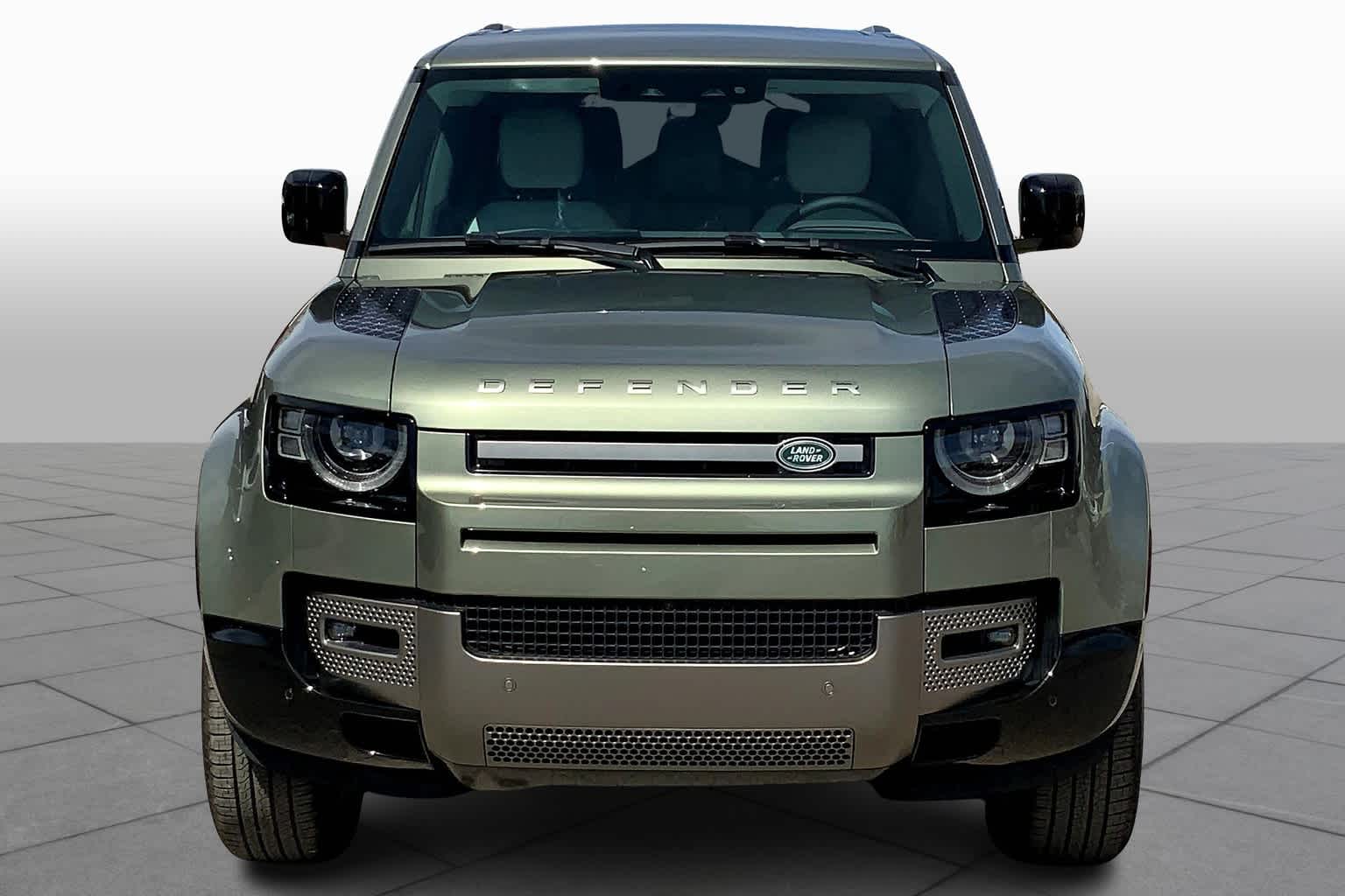 2025 Land Rover Defender 130 X-Dynamic SE photo 3