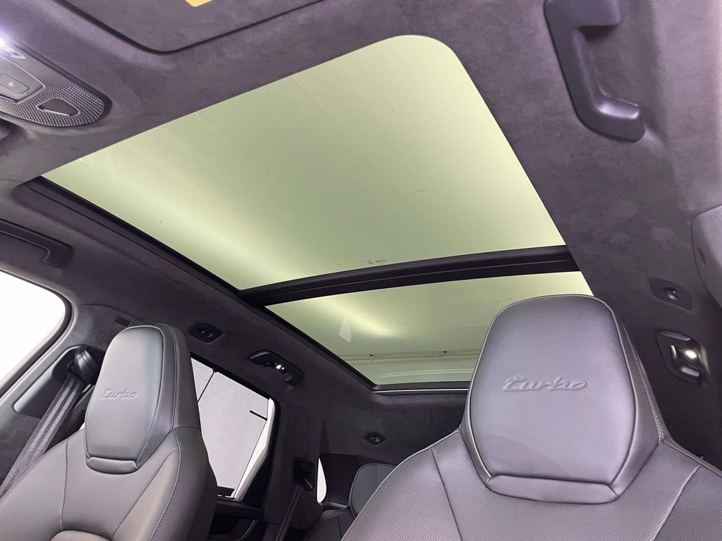 2025 Porsche Cayenne Turbo E-Hybrid photo 18