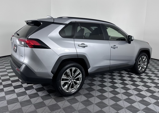 2019 Toyota RAV4 XLE Premium photo 4