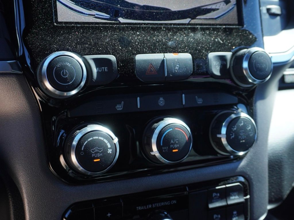 New 2025 Diamond Black Crystal Pearl-Coat Exterior Paint RAM Big Horn Sport Appearance Edition image 17