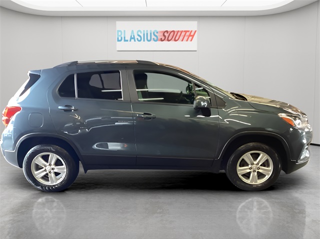 2022 Chevrolet Trax LT photo 2