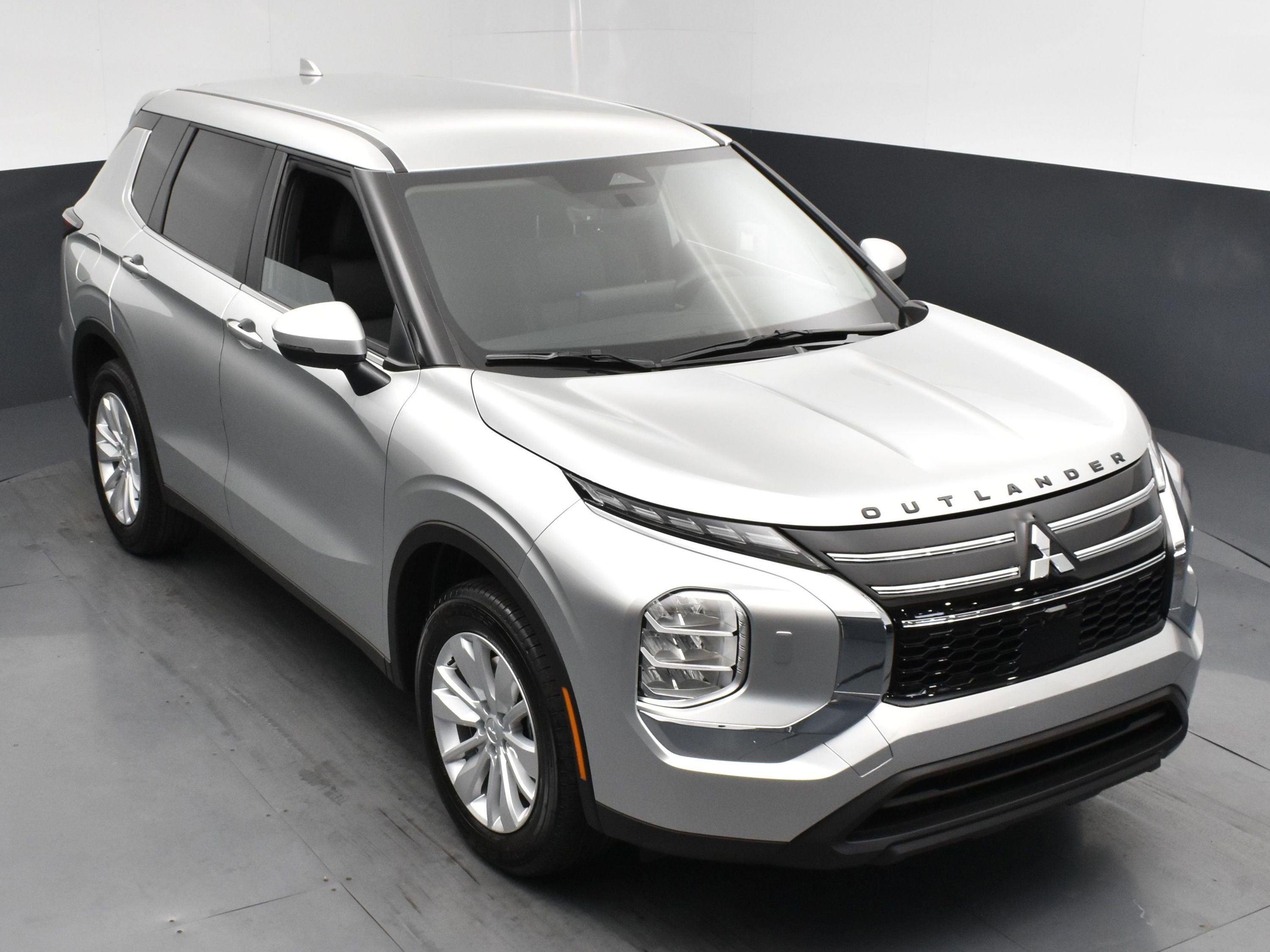 2025 Mitsubishi Outlander ES photo 19