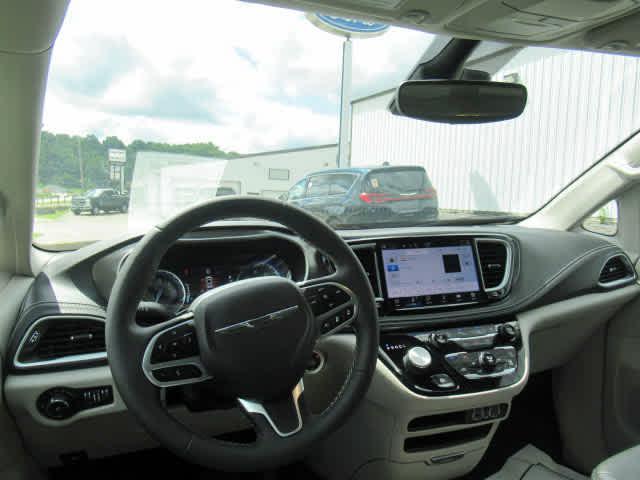 2024 Chrysler Pacifica Touring L photo 6